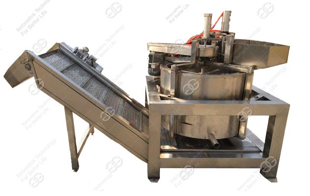 Deoiling machine and conveyor